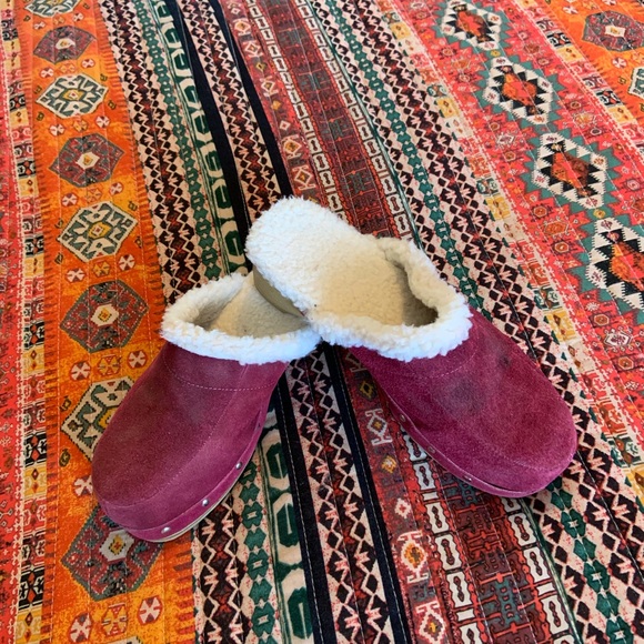 Raspberry colored clogs. - Picture 1 of 5